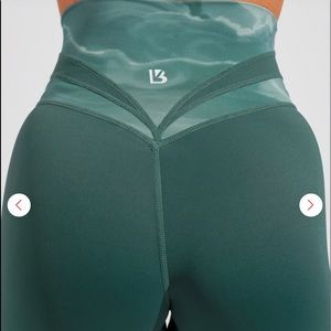 *** Buffbunny Meta Avo Green leggings - NWT size xs***